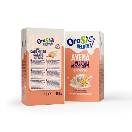 Zwei OraSì Gelato Hafer-Verpackungen, Caramello Salato und Avena, mit einer Kugel Eis.