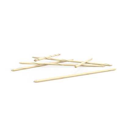 Ein Haufen dünner cremefarbener Holzstäbchen, teils gedreht, auf weißem Hintergrund