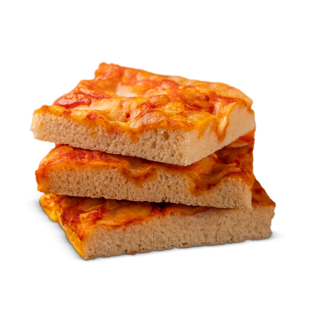 Drei dicke quadratische Stücke sizilianischer Pizza mit Tomatensauce und geschmolzenem Käse, weißer Hintergrund