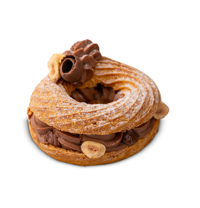 Ringförmiges Paris-Brest-Gebäck mit Schoko-Haselnuss-Creme, garniert mit Schokoladenlocke und ganzen Haselnüssen.
