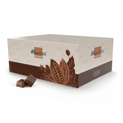 Cremefarben-braune Verpackung von Martini Cioccolato mit Kakaoschoten-Grafik, neben zwei Milchschokoladenwürfeln.