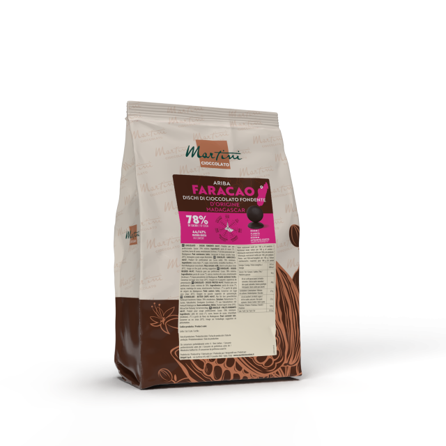 Beutel mit dunklen Schokoladendisks Martini Ariba Faracao 78% aus Madagaskar, braun-rosa Verpackung.