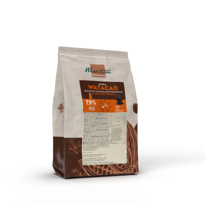 Beutel mit dunklen Schokoladen-Disks Martini Cioccolato Ariba Watacao 70% aus Ghana, auf weißem Hintergrund.