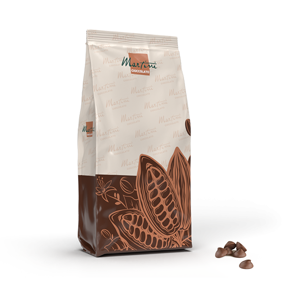 Beutel Martini Cioccolato mit Kakaoschoten-Illustrationen, daneben ein Häufchen Schokoladentropfen.