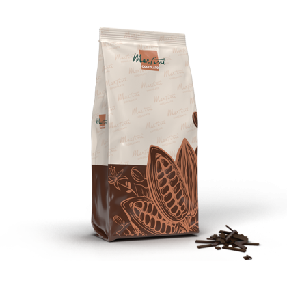 Standbeutel Martini Cioccolato mit Kakaoschoten-Grafik, daneben ein Häufchen gehackter dunkler Schokolade.