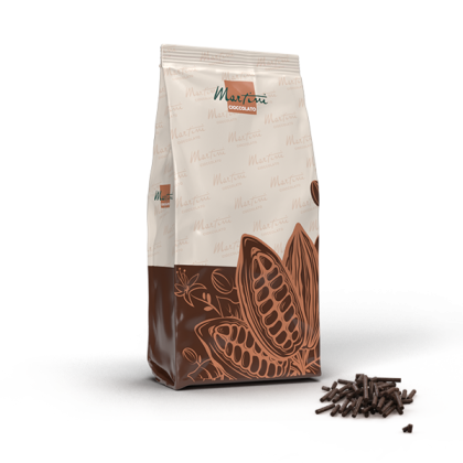 Standbeutel der Schokolade Martini Cioccolato mit Kakaofrucht-Grafik, daneben etwas Schokoladenraspeln.