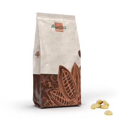 Beutel Martini Cioccolato mit weißen Schokoladenscheiben und Kakaoschoten-Illustrationen, daneben Schokowaffeln.