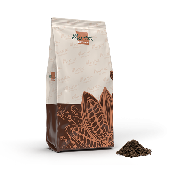 Beutel Kakaopulver Martini Cioccolato mit Illustration einer Kakaoschote, daneben ein kleiner Haufen loses Kakaopulver.