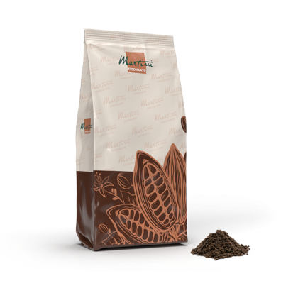 Beutel Kakaopulver Martini Cioccolato mit Illustration einer Kakaoschote, daneben ein kleiner Haufen loses Kakaopulver.