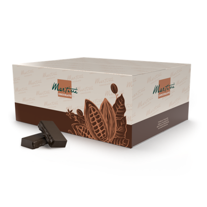 Cremefarbene und braune Verpackung von Martini Cioccolato mit Kakaoschoten-Grafik, neben zwei gestapelten Zartschokol...
