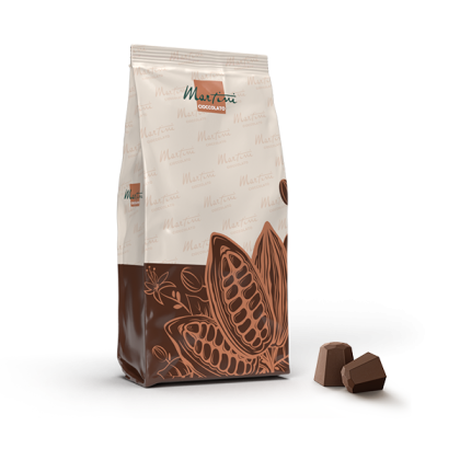 Beige-braune Tüte Martini Cioccolato mit Kakaofrucht-Design, neben zwei Pralinen auf weißem Hintergrund.