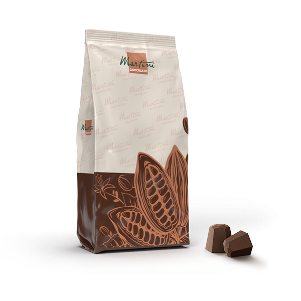 Beige-braune Tüte Martini Cioccolato mit Kakaofrucht-Design, neben zwei Pralinen auf weißem Hintergrund.