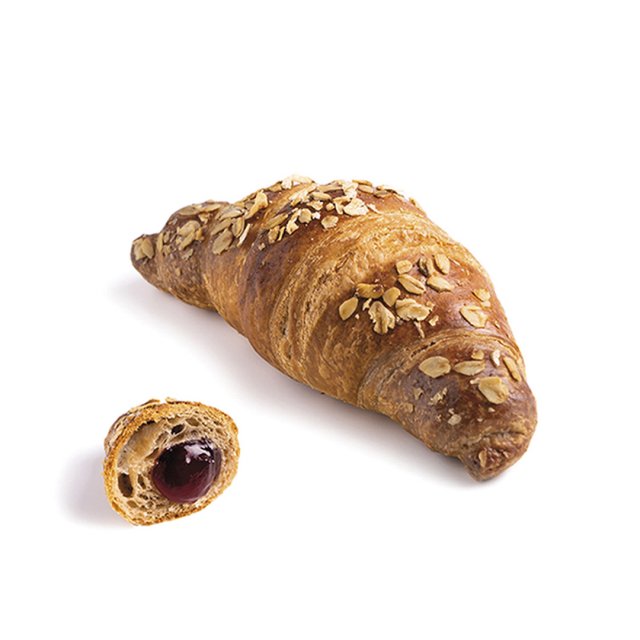 Croissant mit Hafertopping, kleineres Stück aufgeschnitten mit dunkler Beerenfüllung, auf weißem Hintergrund