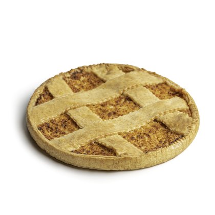 Runde Tarte mit goldenem Gitterteig, gebacken, vor weißem Hintergrund