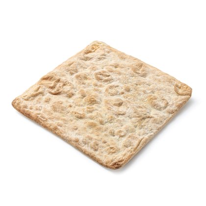 Quadratisches Fladenbrot mit Dellen und mehliger Kruste auf weißem Hintergrund.