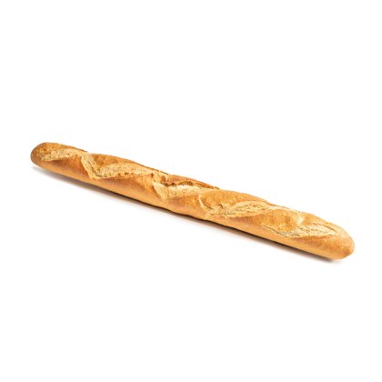 Französisches Baguette mit goldbrauner Kruste und diagonalen Einschnitten, diagonal auf weißem Hintergrund.