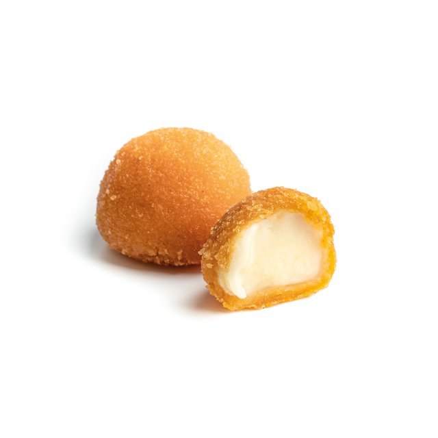 Zwei goldene, frittierte Käsebällchen, eines ganz, eines halbiert mit geschmolzener Käsefüllung, auf weißem Hintergrund.