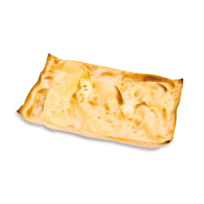 Rechteckiges Fladenbrot mit geschmolzener Käsefüllung und goldbrauner, blasiger Kruste auf weißem Hintergrund.