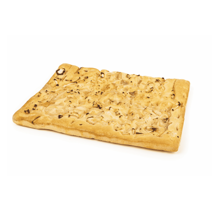 Rechteckiges Fladenbrot mit karamellisierten Zwiebeln, auf weißem Hintergrund.