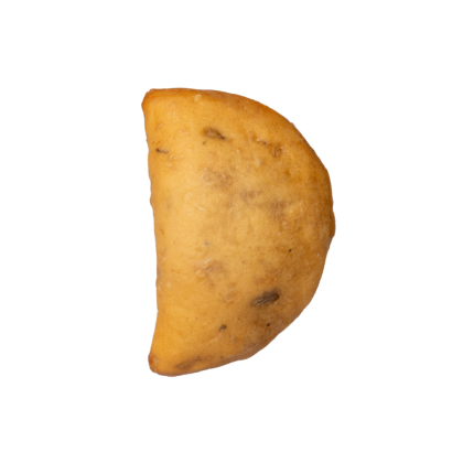 Goldbraunes, halbmondförmiges Gebäck oder Samosa, frittiert, auf weißem Hintergrund.