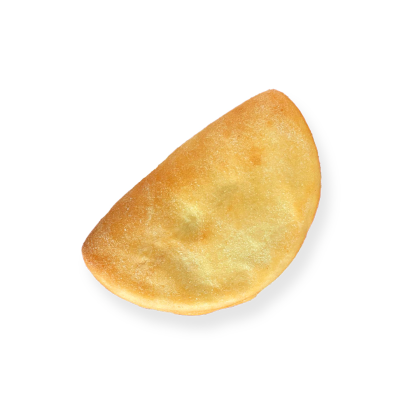 Goldbraun gebackene Empanada mit gekräuseltem Rand, auf weißem Hintergrund.