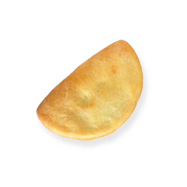 Goldbraun gebackene Empanada mit gekräuseltem Rand, auf weißem Hintergrund.