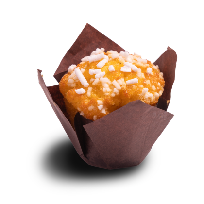 Goldener Muffin mit weißen Zuckerperlen, in einer braunen Tulpen-Backform, auf weißem Hintergrund.