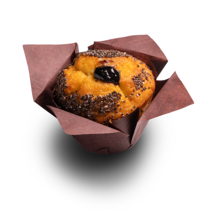 Goldener Muffin mit Chiasamenrand und dunklem Marmeladenklecks, in brauner Papierform auf weißem Hintergrund