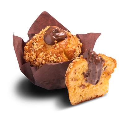 Muffin mit Haselnusskruste im Papier, mit Nuss-Nougat-Creme bedeckt, daneben eine aufgeschnittene Hälfte