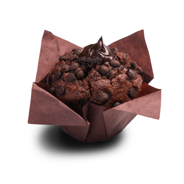 Doppelschoko-Muffin mit Schokoladen-Ganache, in brauner Tulpen-Papierform auf weißem Hintergrund