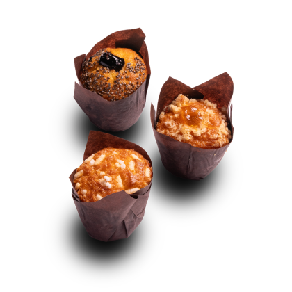 Drei Muffins in braunen Papierförmchen: Mohn mit Beeren, mit Streuseln und Marmelade, mit Mandeln, auf weißem Hinterg...