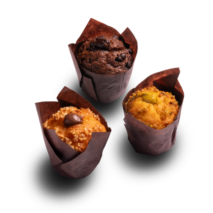 Drei Muffins in braunen Papierförmchen: Schokolade, Karamell mit Schokostück und Pistazie, auf weißem Grund