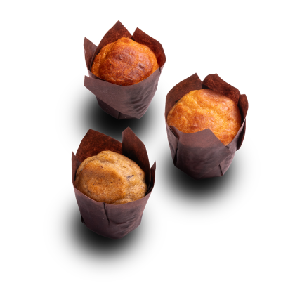 Drei Muffins in braunen Papierförmchen auf weißem Hintergrund, zwei goldene und ein dunkleres.
