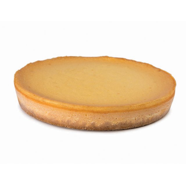 Runder gebackener Cheesecake mit goldbrauner Kruste und heller, glatter Füllung auf weißem Hintergrund.