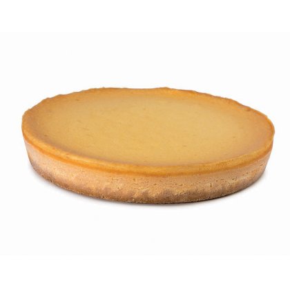 Runder gebackener Cheesecake mit goldbrauner Kruste und heller, glatter Füllung auf weißem Hintergrund.