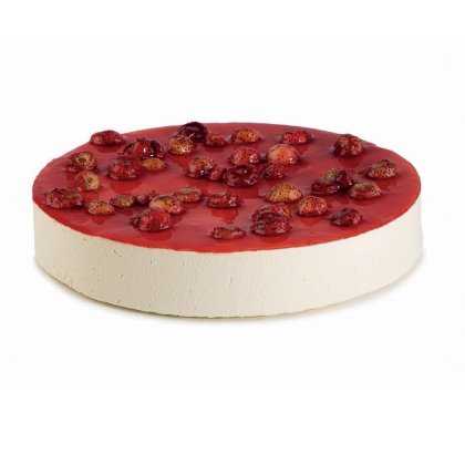 Runder Cheesecake mit glänzender roter Glasur und Beerenmix, angeschnitten, auf weißem Hintergrund