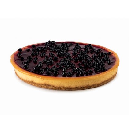 Runder Blaubeer-Cheesecake mit goldenem Boden, glänzendem Beerenkompott, auf weißem Hintergrund