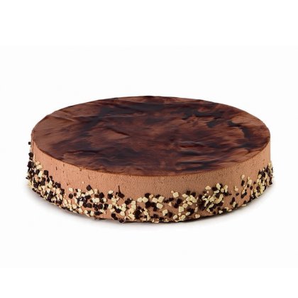Runde Schokoladenmousse-Torte mit marmorierter Ganache und Rändern aus Schokoladenkrümeln und Nussstücken.