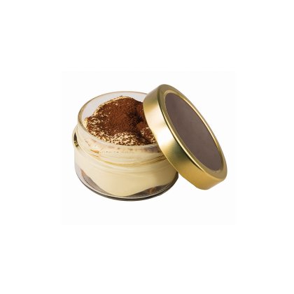 Offenes Glas mit Tiramisu, bestreut mit Kakao, goldener Deckel seitlich angelehnt, weißer Hintergrund