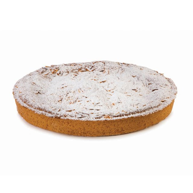 Runde Torte mit goldener Kruste, garniert mit Mandelblättchen und Puderzucker, auf weißem Hintergrund.