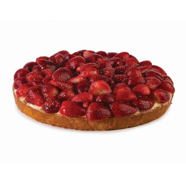 Runde Tarte mit goldener Mürbeteigkruste und ganzen, glänzend glasierten Erdbeeren, auf weißem Hintergrund.
