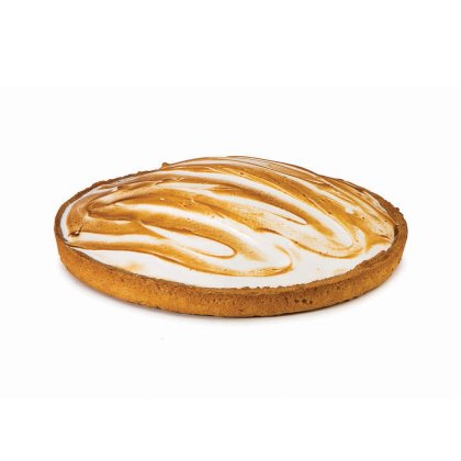 Runde Tarte mit goldenem Mürbeteig und geflammtem, gewelltem Baiser auf weißem Hintergrund