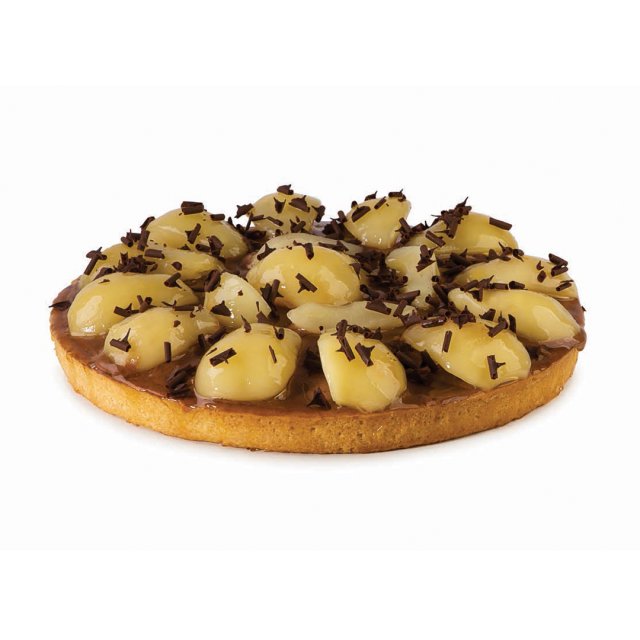 Runde Tarte mit karamellisiertem Boden, glasierten Birnenscheiben und Schokoladenraspeln.