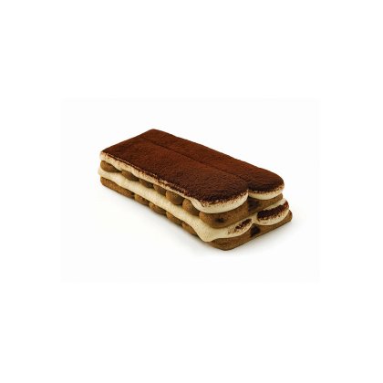 Rechteckiges Tiramisu-Stück mit geschichteten Löffelbiskuits und Creme, mit Kakao bestäubt, auf weißem Hintergrund.