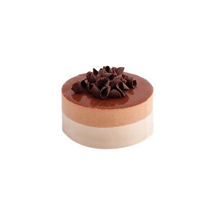 Runde Schokoladenmousse-Torte mit glänzender Glasur und dunklen Schokoladenraspeln auf weißem Untergrund