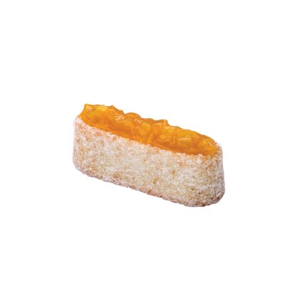 Länglicher Biskuitkuchen mit Puderzucker bestäubt, mit einer Schicht Orangenmarmelade, auf weißem Hintergrund.