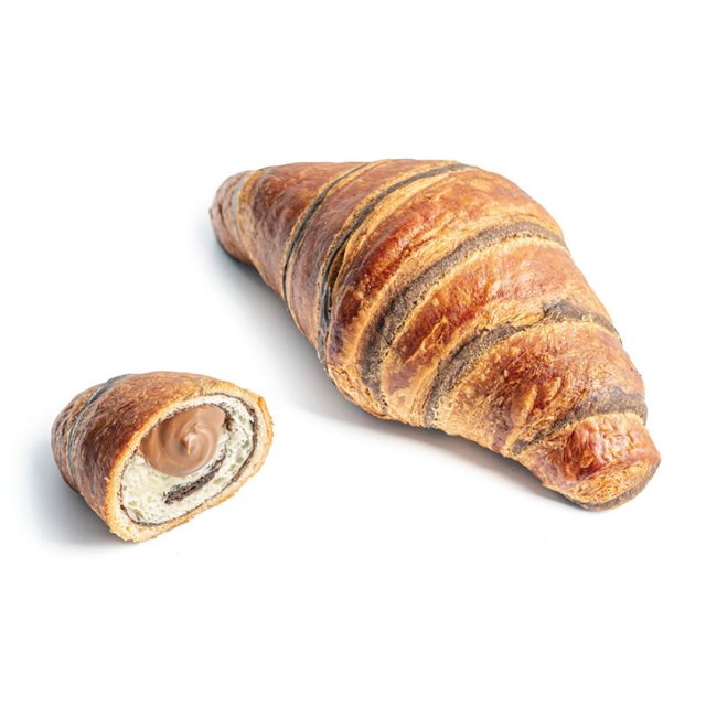 Croissant mit Schokoladenfüllung, angeschnittenes Stück zeigt wirbelnde Füllung, auf weißem Hintergrund
