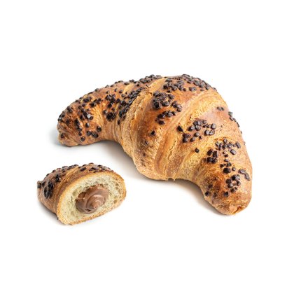 Gebogenes Croissant mit Schokoladenstückchen, angeschnitten mit Schoko-Nuss-Füllung, auf weißem Hintergrund.