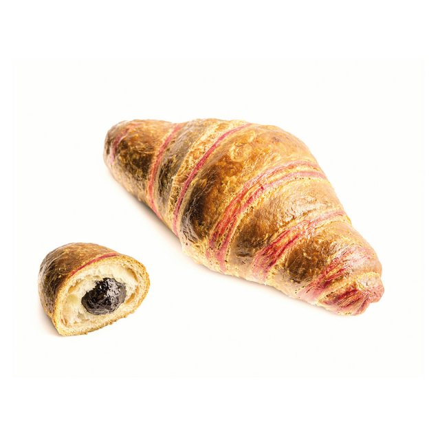 Ganzes Croissant mit rosa Glasurstreifen neben aufgeschnittener Hälfte mit Beerenfüllung, weißer Hintergrund.