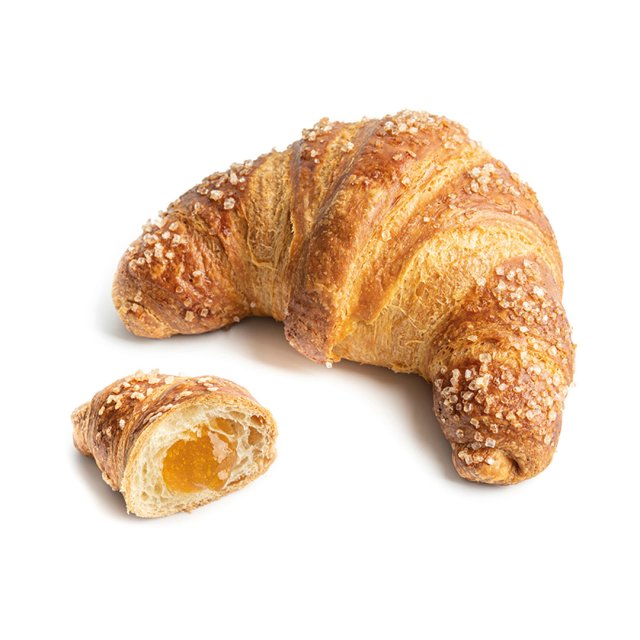 Ganzes Croissant mit Hagelzucker neben einem aufgeschnittenen Stück mit Aprikosenfüllung